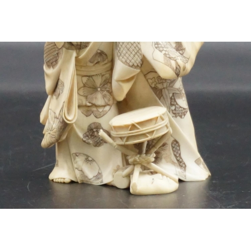 1302 - A good and large Japanese carved ivory okimono figure group, Meiji, depicting a mother and two child... 