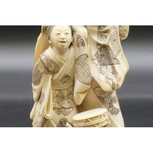 1302 - A good and large Japanese carved ivory okimono figure group, Meiji, depicting a mother and two child... 