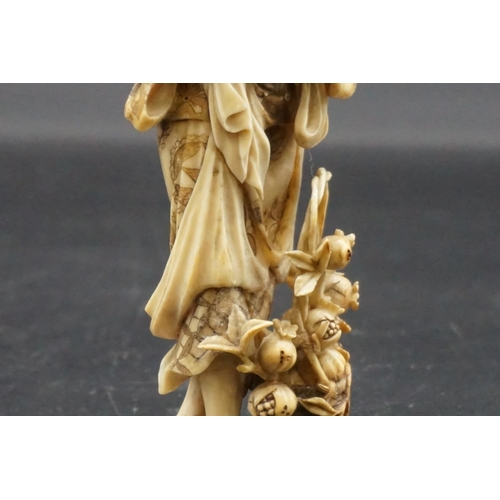 1303 - A good Japanese carved ivory okimono figure group, 19th century, depicting a standing mother, with a... 