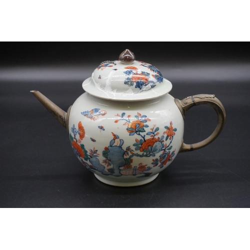 1304 - A large Chinese Imari teapot and cover, 18th century, 21cm high, (a.f.).