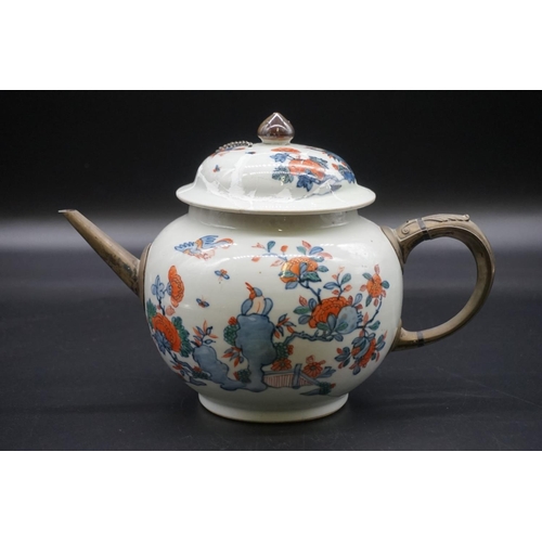 1304 - A large Chinese Imari teapot and cover, 18th century, 21cm high, (a.f.).