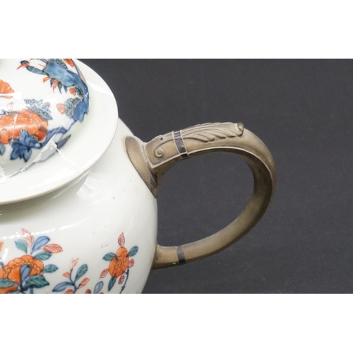 1304 - A large Chinese Imari teapot and cover, 18th century, 21cm high, (a.f.).