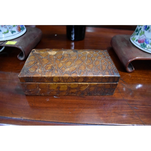 1368 - A mixed lot, to include treen; an olive wood stamp box; a solitaire board; brass etc.... 