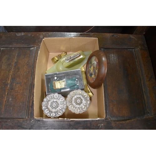 1371 - A mixed lot, to include: a pair of electroplated door knobs; a Victorian pot lid; and onyx. ... 