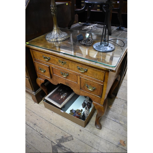 1410 - An 18th century walnut and crossbanded lowboy, on cabriole legs, 77cm wide. ... 