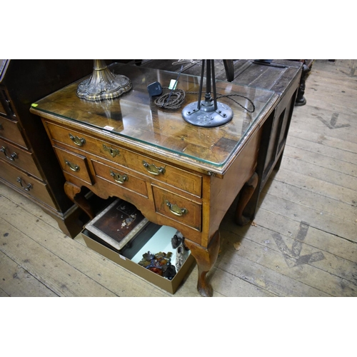 1410 - An 18th century walnut and crossbanded lowboy, on cabriole legs, 77cm wide. ... 