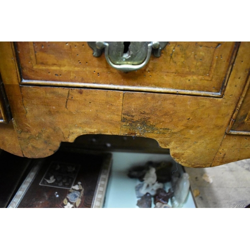 1410 - An 18th century walnut and crossbanded lowboy, on cabriole legs, 77cm wide. ... 