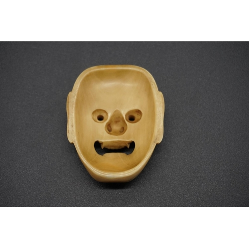 1244 - A good Japanese carved ivory Noh mask netsuke of Shikami, probably Edo, 4.2cm.