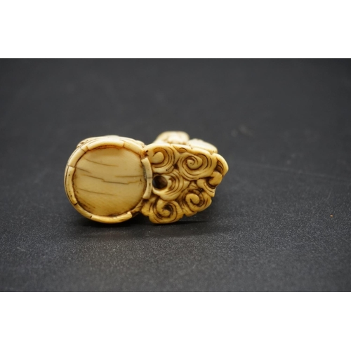 1257 - A good Japanese carved ivory netsuke, Edo, depicting Raijin and Okame in a bathtub, 4.5cm wide.... 