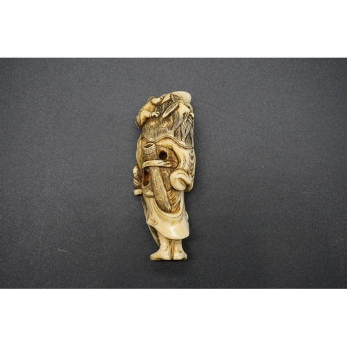 1264 - A good Japanese carved ivory netsuke, Edo, depicting a man with two demons, with standing figure wit... 