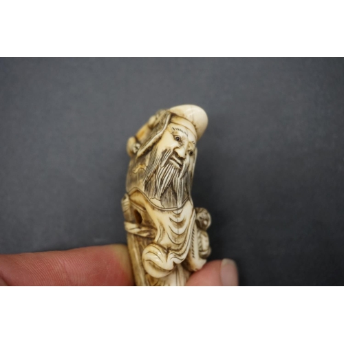 1264 - A good Japanese carved ivory netsuke, Edo, depicting a man with two demons, with standing figure wit... 