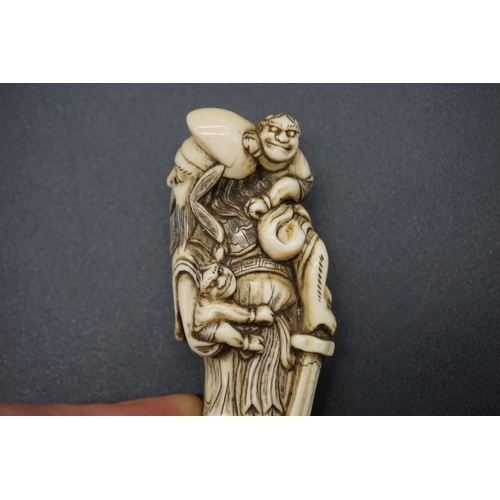 1264 - A good Japanese carved ivory netsuke, Edo, depicting a man with two demons, with standing figure wit... 