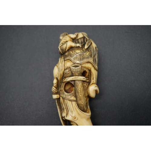 1264 - A good Japanese carved ivory netsuke, Edo, depicting a man with two demons, with standing figure wit... 