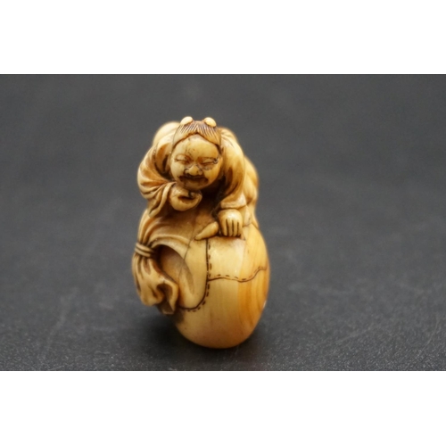 1265 - A good Japanese carved ivory netsuke, Edo, depicting two figure with a large treasure sack, 4cm high... 