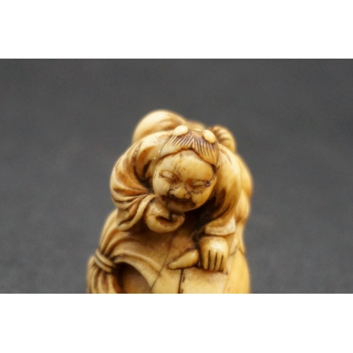 1265 - A good Japanese carved ivory netsuke, Edo, depicting two figure with a large treasure sack, 4cm high... 