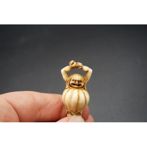 1268 - A good Japanese carved ivory netsuke, by Anraku, Edo, depicting Daruma awakening, signed, 5.4cm high... 