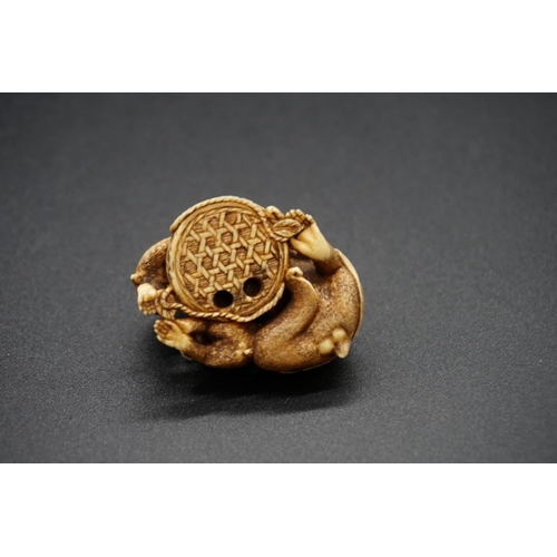 1271 - A good Japanese carved ivory netsuke, Meiji, depicting three monkeys eating peaches from a basket, 4... 