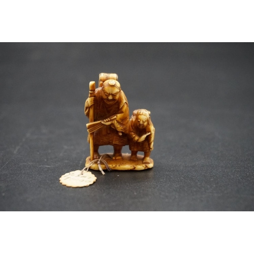 1272 - A good Japanese carved ivory netsuke, possibly by Yoshi, Meiji, depicting two figures with baskets o... 