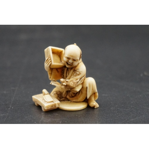 1274 - A good Japanese carved ivory netsuke or okimono, 19th century, depicting a rat catcher, signed, 3.7c... 