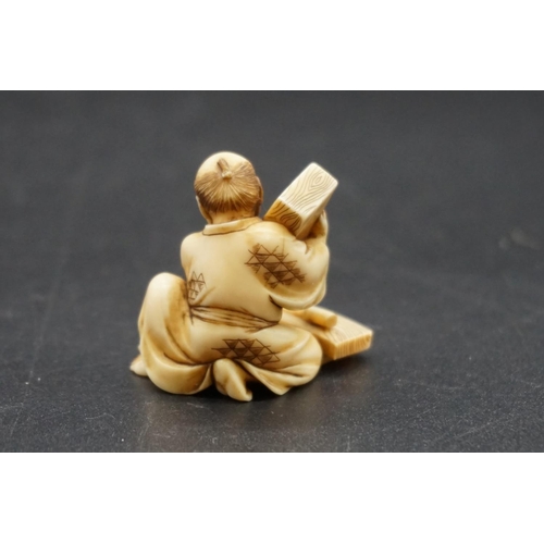 1274 - A good Japanese carved ivory netsuke or okimono, 19th century, depicting a rat catcher, signed, 3.7c... 