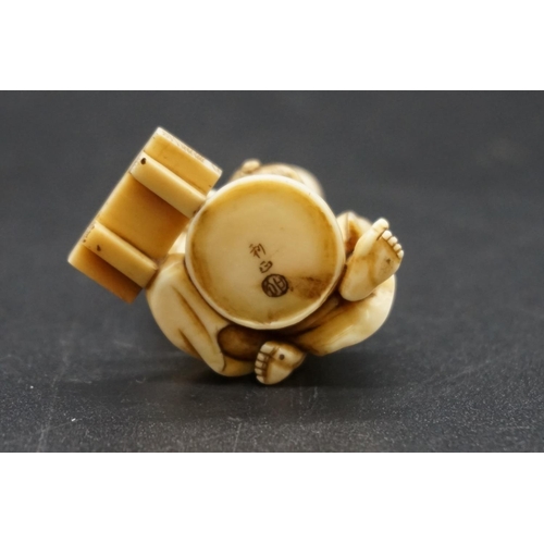 1274 - A good Japanese carved ivory netsuke or okimono, 19th century, depicting a rat catcher, signed, 3.7c... 