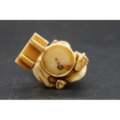 1274 - A good Japanese carved ivory netsuke or okimono, 19th century, depicting a rat catcher, signed, 3.7c... 