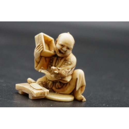 1274 - A good Japanese carved ivory netsuke or okimono, 19th century, depicting a rat catcher, signed, 3.7c... 