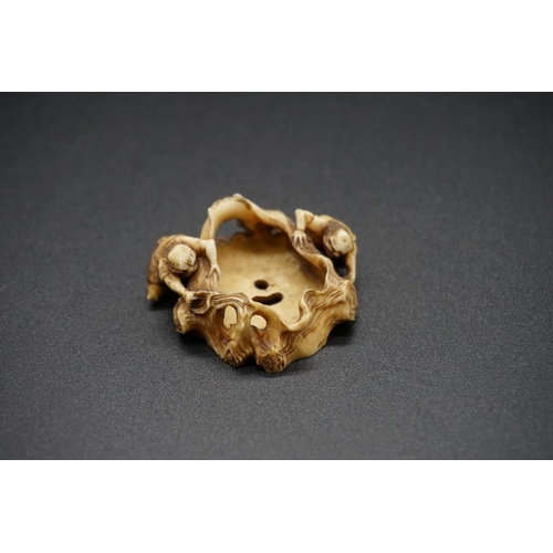 1277 - An unusual Japanese carved ivory netsuke, Meiji, depicting two demons and a tree stump, 4.3cm wide.... 