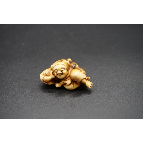 1282 - A good Japanese carved ivory netsuke, Edo, depicting a  sleeping Saruwamashi and monkey, 5cm wide.... 