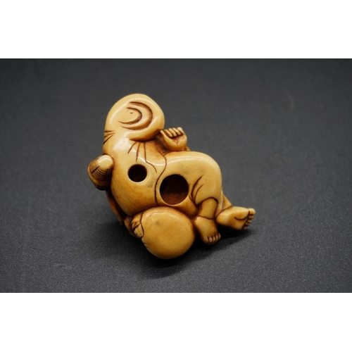 1282 - A good Japanese carved ivory netsuke, Edo, depicting a  sleeping Saruwamashi and monkey, 5cm wide.... 