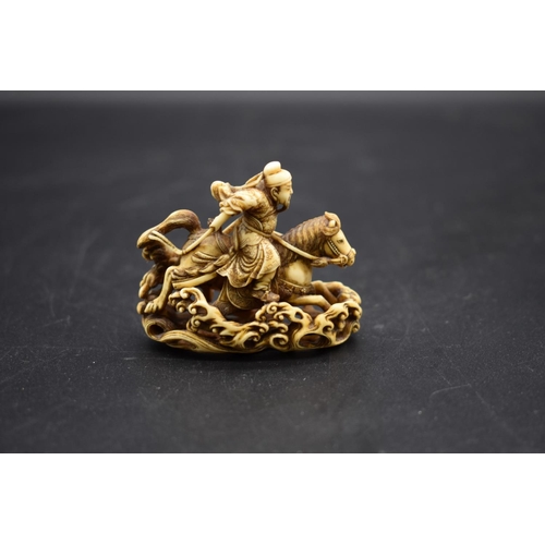 1285 - A good Japanese carved ivory netsuke, by Rakueisai, 19th century, depicting General Gentoku, signed,... 