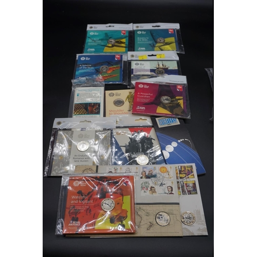 425 - Coins: Royal Mint, thirteen collectable uncirculated two pound coins, mostly in unsealed collectors ... 