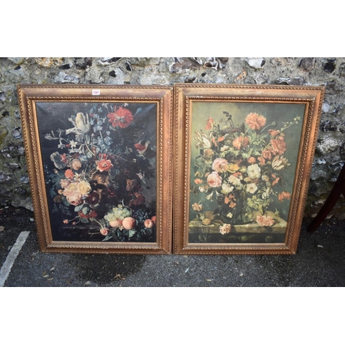 1067 - A pair of prints in gilt frames. 