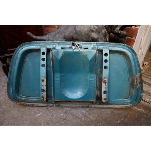 1081 - Automobilia: a Porsche 356 engine lid, with grill.