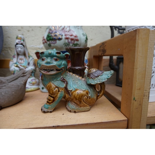 1106 - A mixed group of Oriental items. (2 shelves)