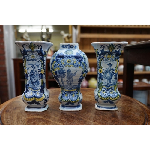 1112 - A collection of tin glazed pottery, to include: a maiolica plate, 29.5cm wide; and Delftware. (8)... 