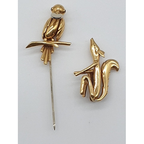 52 - (NB) A vintage French yellow metal jabot pin, depicting an Aesop's fable 'The Fox and the Crow', sta... 