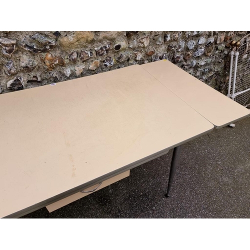 1052 - A 1950s kitchen table, 176cm extended. 