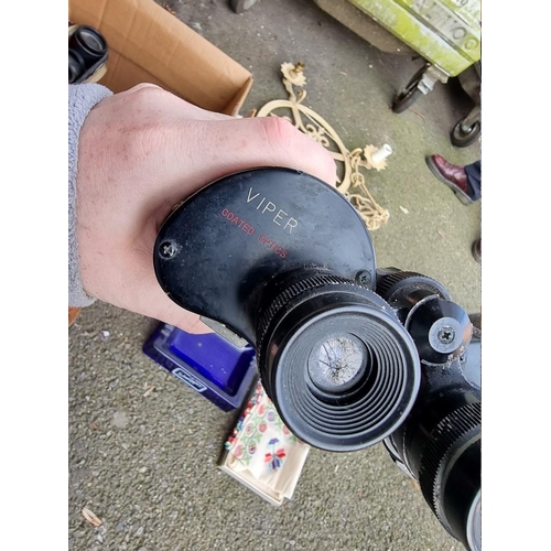 1060a - A sundry lot, to include Schweppes advertising items and two pairs of binoculars.