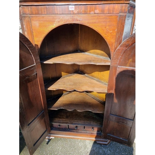 1076 - A Georgian mahogany corner cupboard, 140cm high x 90cm wide. 