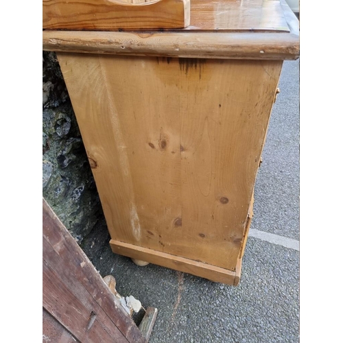 1093 - An old pine dresser and rack, 120cm wide x 194cm high.