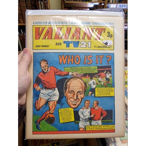 330 - VALIANT: collection of approx 137 issues, Valiant and TV21 comic, early 1970s period, generally in g... 