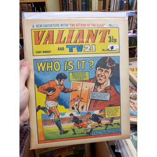 330 - VALIANT: collection of approx 137 issues, Valiant and TV21 comic, early 1970s period, generally in g... 