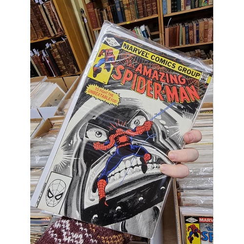 334 - SPIDERMAN: collection of approx 150+ mixed comics, to include a quantity of 'The Amazing Spider... 