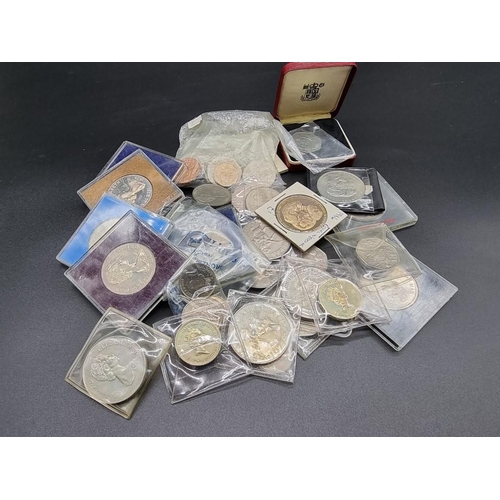 852 - Coins: a quantity of Elizabeth II UK coinage, to include some uncirculated examples; and commemorati... 