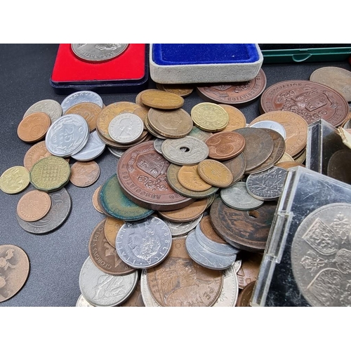 859 - Coins: a quantity of UK and world coins.