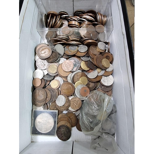 863 - Coins: a quantity of UK and world coins.