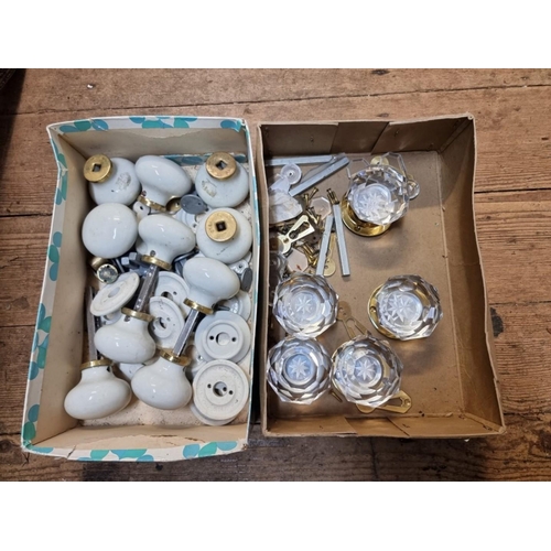 1372 - (ML) A collection of vintage door knobs, to include five pairs of white ceramic and brass examples; ... 