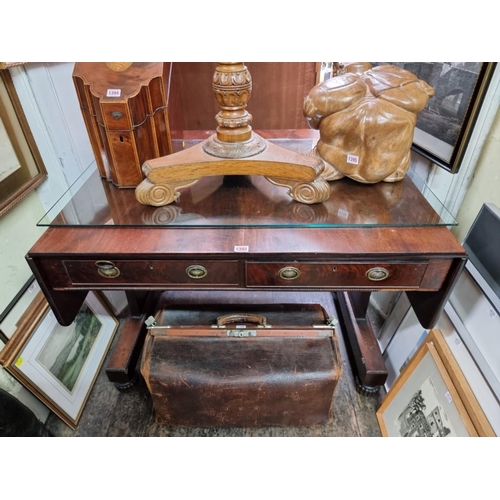 1392 - A Regency mahogany sofa table, 96.5cm wide when closed. 