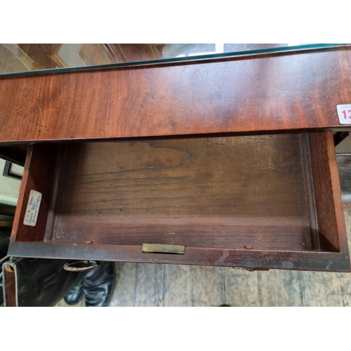 1392 - A Regency mahogany sofa table, 96.5cm wide when closed. 